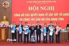 Chủ tịch Ủy ban Nhân dân tỉnh Quảng Ngãi trao quyết định bổ nhiệm Giám đốc Sở Xây dựng cho ông Nguyễn Phúc Nhân và quyết định cho các Phó Giám đốc Sở. (Ảnh: Phạm Cường/TTXVN)