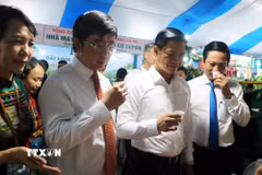 Lãnh đạo tỉnh Quảng Trị tham quan các gian hàng và thưởng thức hương vị càphê Khe Sanh. (Ảnh: Tường Vi/TTXVN)