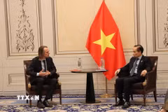 Ủy viên Bộ Chính trị, Bộ trưởng Ngoại giao Lê Hoài Trung và đồng chí Benjamin Pestieau, Phó Tổng thư ký Đảng Lao động Bỉ (PTB), trao đổi tại Brussels, ngày 24/10. (Ảnh: Lan Anh/TTXVN)