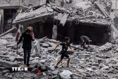 Cảnh đổ nát sau cuộc không kích của Israel xuống khu vực Al-Rimal, Dải Gaza. (Ảnh: THX/TTXVN)
