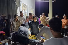 Bé trai được gia đình đưa về nhà lo hậu sự. (Ảnh: TTXVN phát)