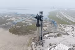 Tên lửa Starship của SpaceX trên bệ phóng tại cơ sở phóng vệ tinh Starbase ở Boca Chica, Texas, Mỹ. (Ảnh: THX/TTXVN)