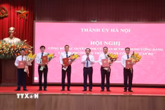 Bí thư Thành ủy Hà Nội Trần Đức Thắng trao các quyết định của Ban Bí thư Trung ương Đảng và Ban Thường vụ thành ủy về công tác cán bộ. (Ảnh: Văn Điệp/TTXVN)