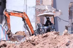 Công nhân làm việc trên công trường xây dựng cầu Trần Hưng Đạo. (Ảnh: Hoàng Hiếu/TTXVN)