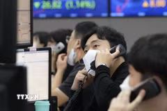 Giao dịch viên tại sàn chứng khoán Seoul, Hàn Quốc. (Nguồn: AP/TTXVN)