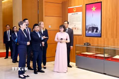 Thủ tướng Công quốc Liechtenstein Brigitte Haas tham quan Bảo tàng Quốc hội Việt Nam. (Ảnh: Doãn Tấn/TTXVN)