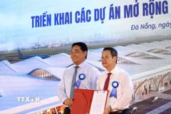 Lãnh đạo thành phố Đà Nẵng trao quyết định chấp thuận chủ trương đầu tư cho Tổng Công ty Cảng hàng không Việt Nam tại lễ công bố. (Ảnh: Trần Lê Lâm/TTXVN)