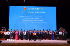 Lãnh đạo tỉnh trao Quyết định chấp thuận chủ trương đầu tư cho các doanh nghiệp. (Ảnh: Sỹ Thắng/TTXVN)