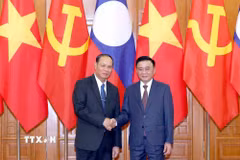 Đồng chí Trần Cẩm Tú, Ủy viên Bộ Chính trị, Thường trực Ban Bí thư chủ trì Lễ đón đồng chí Vilay Lakhamphong, Ủy viên Bộ Chính trị, Thường trực Ban Bí thư Lào. (Ảnh: Phương Hoa/TTXVN)