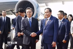 Đại biểu Trung Quốc tiễn Chủ tịch Quốc hội Trần Thanh Mẫn tại Sân bay quốc tế Hàm Dương, thành phố Tây An, tỉnh Thiểm Tây. (Ảnh: Doãn Tấn/TTXVN)