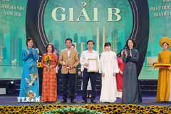 Nhóm phóng viên Cơ quan Thường trú Thông tấn xã Việt Nam tại Hà Nội nhận giải B Giải báo chí về Phát triển Văn hóa và Xây dựng người Hà Nội văn minh, thanh lịch năm 2026 với tác phẩm: “Hà Nội 100 năm, kiến tạo tương lai từ chiều sâu văn hóa." (Ảnh: Văn Điệp/TTXVN)