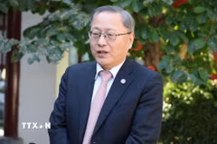 Ông Trương Kiến Quốc cho rằng chuyến thăm cũng tạo điều kiện thúc đẩy hợp tác kinh tế theo hướng nâng cao chất lượng, mở rộng sang các lĩnh vực mới như kết nối hạ tầng, trí tuệ nhân tạo (AI), kinh tế số, năng lượng sạch... (Ảnh: Quang Hưng/TTXVN)