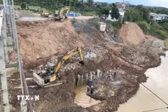 Hoạt động phức tạp dưới lòng sông Krông Nô gây sạt lở nghiêm trọng kéo dài nhiều năm, trong đó có khu vực chân cầu Đức Xuyên nối 2 bờ sông. (Ảnh: Kha Phạm/TTXVN)