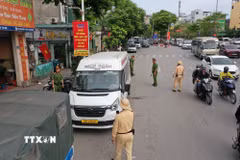 Lực lượng cảnh sát giao thông kiểm tra một xe hợp đồng. (Nguồn: TTXVN)