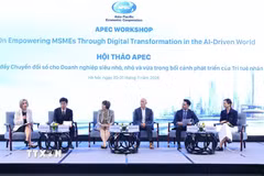 Giao lưu với các diễn giả tại Hội thảo. (Ảnh: Minh Đức/TTXVN)