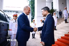 Thủ tướng Lê Minh Hưng đón Thủ tướng Ba Lan Donald Tusk. (Ảnh: Dương Giang/TTXVN)