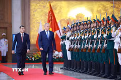 Thủ tướng Lê Minh Hưng và Thủ tướng Ba Lan Donald Tusk duyệt Đội danh dự Quân đội nhân dân Việt Nam. (Ảnh: Dương Giang/TTXVN)