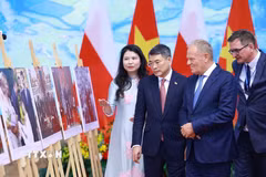 Thủ tướng Lê Minh Hưng và Thủ tướng Cộng hòa Ba Lan Donald Tusk tham quan trưng bày ảnh về quan hệ hợp tác giữa hai nước do Thông tấn xã Việt Nam thực hiện. (Ảnh: Dương Giang/TTXVN)