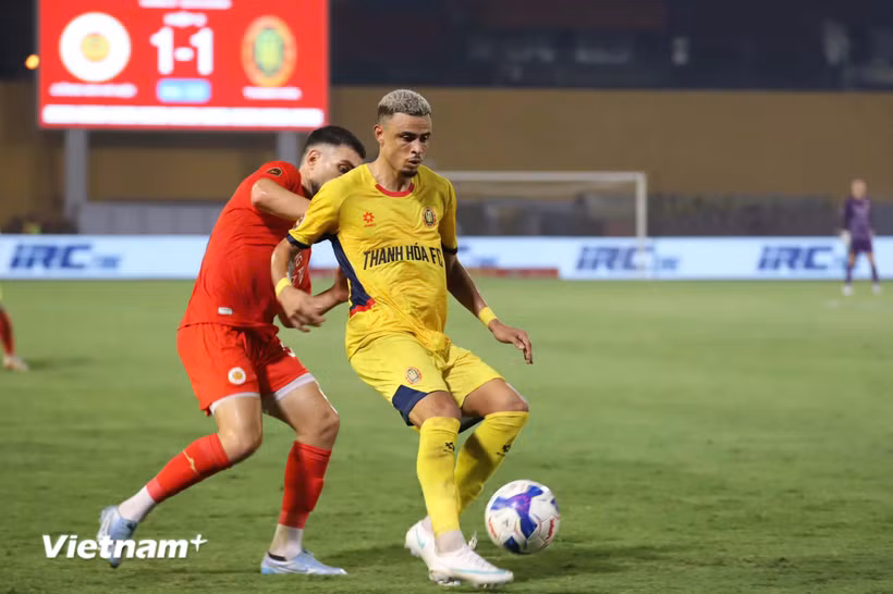 Thanh Hóa (áo vàng) rời sân Hàng Đẫy với kết quả hòa 1-1 trước chủ nhà Công an Hà Nội. (Ảnh: Việt Anh/Vietnam+)
