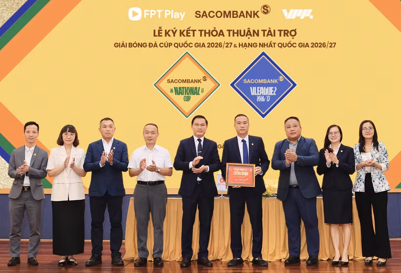 Đại diện Liên đoàn bóng đá Việt Nam và Công ty VPF trao bảng danh vị chứng nhận SACOMBANK là Nhà tài trợ chính của Giải hạng Nhất Quốc gia và Cúp Quốc gia 2026/27. (Ảnh: VPF)