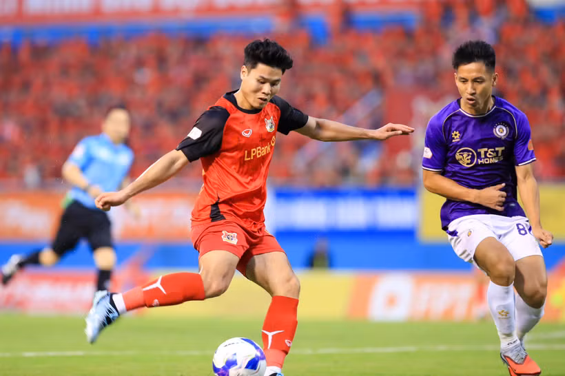 Hà Nội FC (áo tím) tiếp đón Ninh Bình ở trận cầu tâm điểm của vòng 6 V-League 2026/27. (Ảnh: VPF)