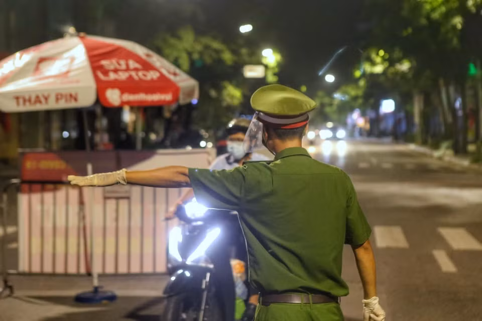 Tất cả phương tiện lưu thông trên địa bàn quận Hoàn Kiếm đều được kiểm soát chặt chẽ. (Ảnh: Tuấn Đức/TTXVN)
