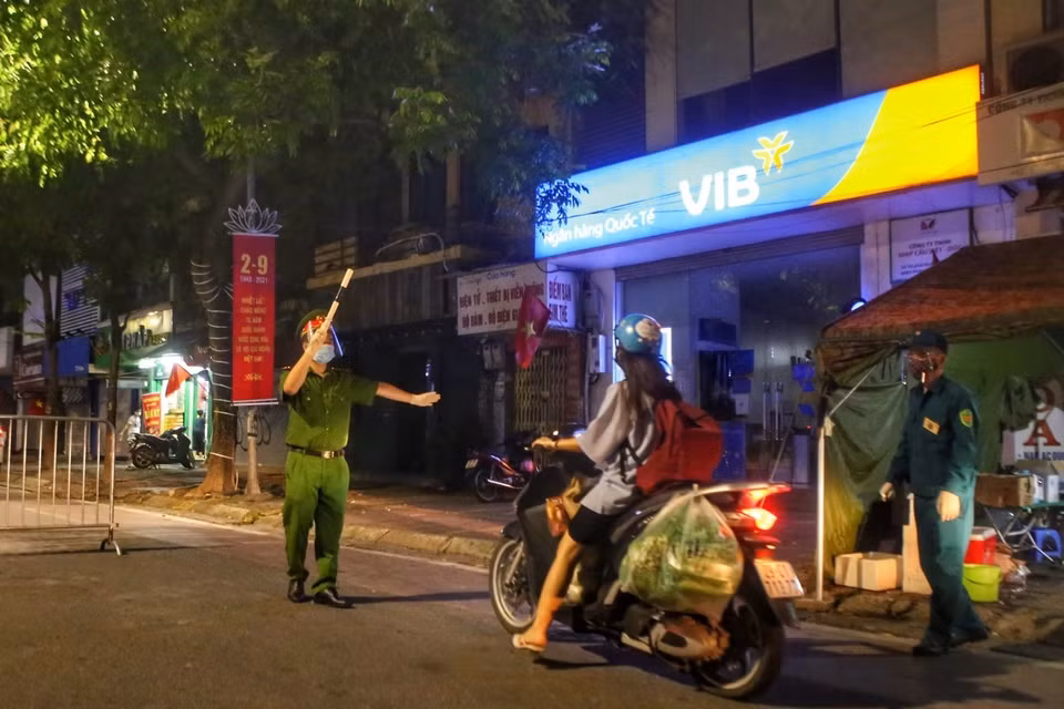 Tổ công tác đặc biệt của Công an quận Hoàn Kiếm hoạt động không cố định mà linh hoạt trên nhiều tuyến phố cổ, bám sát từng địa bàn. (Ảnh: Tuấn Đức/TTXVN)