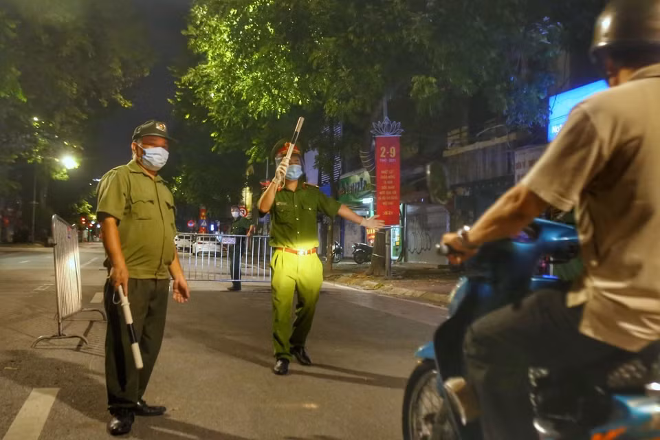 Nhằm siết chặt công tác phòng, chống dịch COVID-19, những ngày qua, Công an quận Hoàn Kiếm (Hà Nội) triển khai tổ công tác đặc biệt, hoạt động linh hoạt trên nhiều tuyến phố cổ để kiểm soát 100% người và phương tiện lưu thông trên địa bàn quận. (Ảnh: Tuấn Đức/TTXVN)