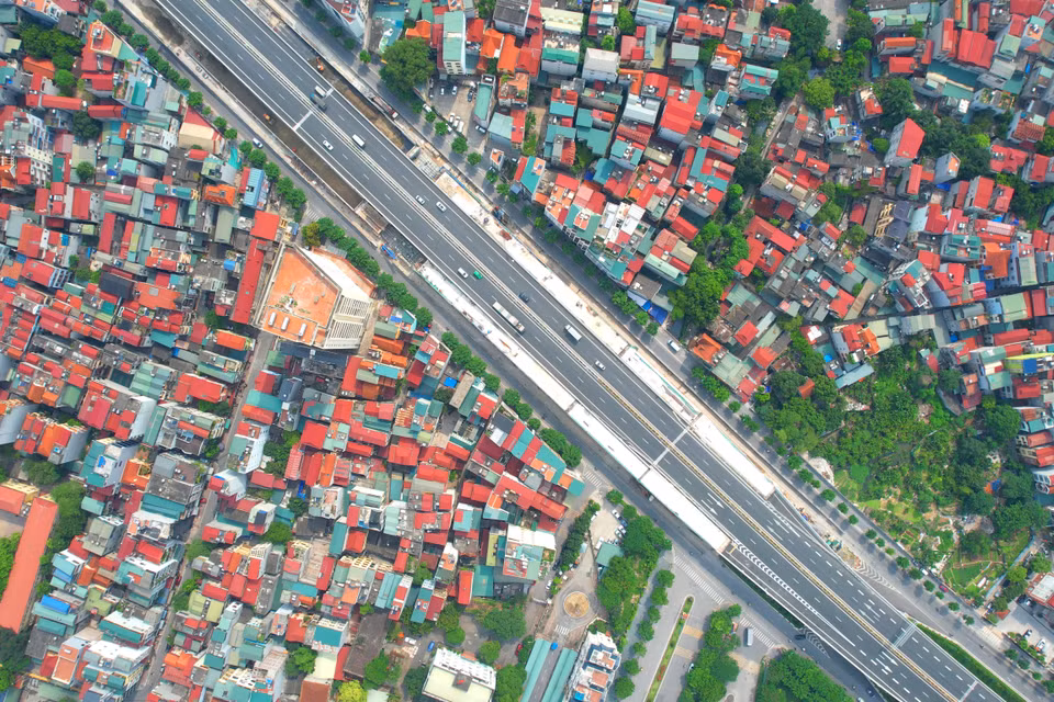 Đơn vị thi công cho biết: “Điến thời điểm hiện nay, tiến độ thi công toàn bộ 6 Ram lên/xuống đã đạt được 75% khối lượng xây lắp, theo đúng tiến độ hợp đồng ký kết giữa các nhà thầu và Ban Quản lý dự án Thăng Long. Công trình dự kiến hoàn thành, bàn giao công trình đúng tiến độ và đảm bảo chất lượng.” (Ảnh: Văn Hào/Vietnam+)