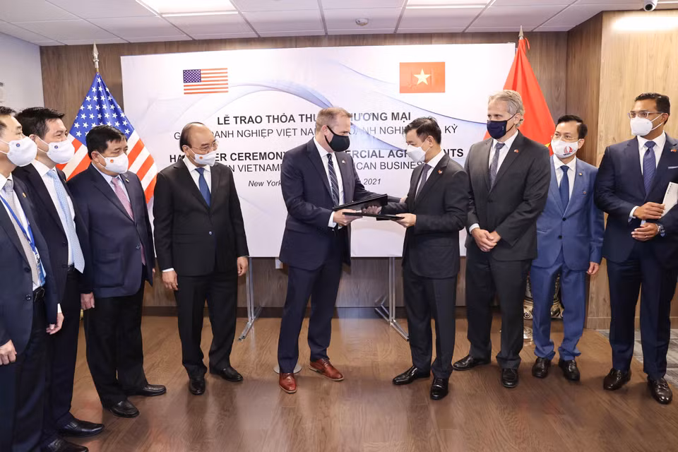 Chủ tịch nước Nguyễn Xuân Phúc chứng kiến lễ trao văn bản hợp tác giữa Tập đoàn Vin Group và Công ty Arcturus. (Ảnh: Thống Nhất/TTXVN)