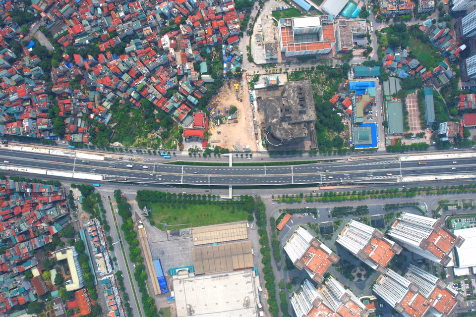 Sau thời gian đưa vào khai thác, sử dụng, Bộ Giao thông Vận tải tiếp tục chỉ đạo Ban Quản lý dự án Thăng Long triển khai, tổ chức thi công hoàn chỉnh 6 nhánh Ram lên/xuống tại các nút giao Hoàng Quốc Việt, Cổ Nhuế, Nam Thăng Long. (Ảnh: Văn Hào/Vietnam+)