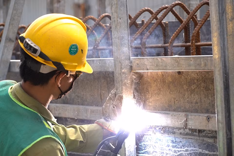 Công nhân liên tục làm việc tăng ca để kịp tiến độ bàn giao công trình. (Ảnh: Văn Hào/Vietnam+)