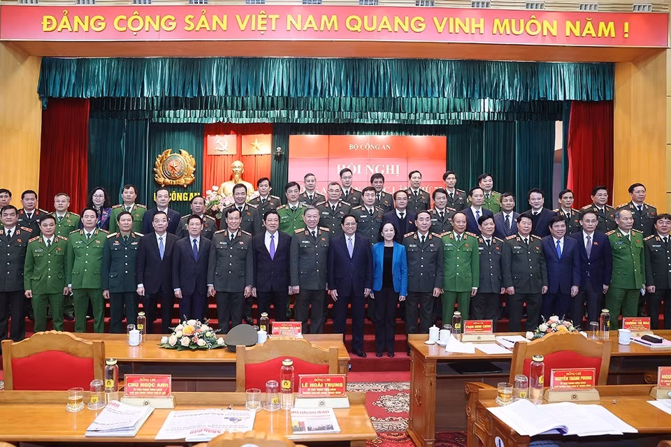 Thủ tướng Phạm Minh Chính chụp ảnh cùng các đại biểu dự hội nghị. (Ảnh: Dương Giang/TTXVN)