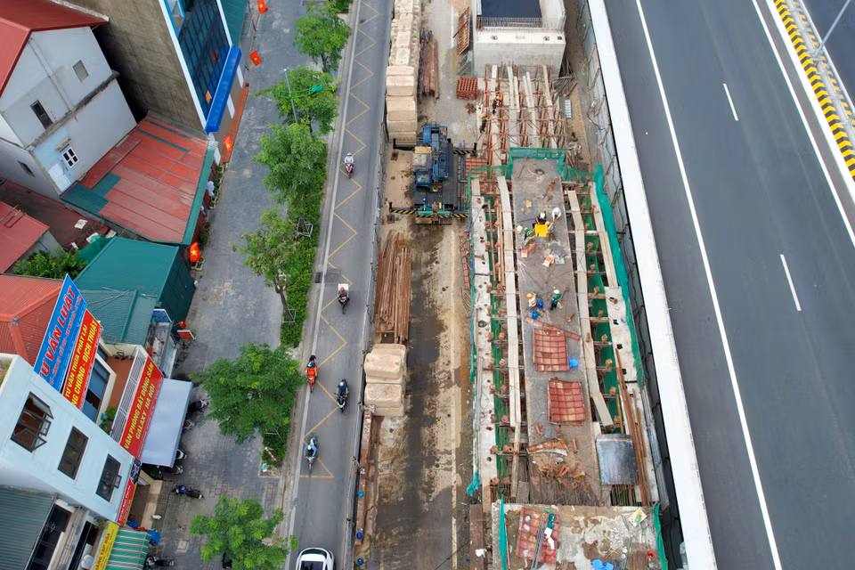 Đơn vị đang thi công nhánh Ram lên/xuống đoạn Cổ Nhuế-Công Viên Hoà Bình. (Ảnh: Văn Hào/Vietnam+)