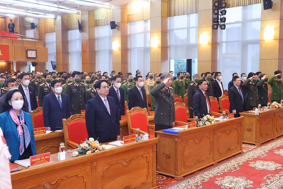 Thủ tướng Phạm Minh Chính với các đại biểu thực hiện nghi lễ chào cờ. (Ảnh: Dương Giang/TTXVN)
