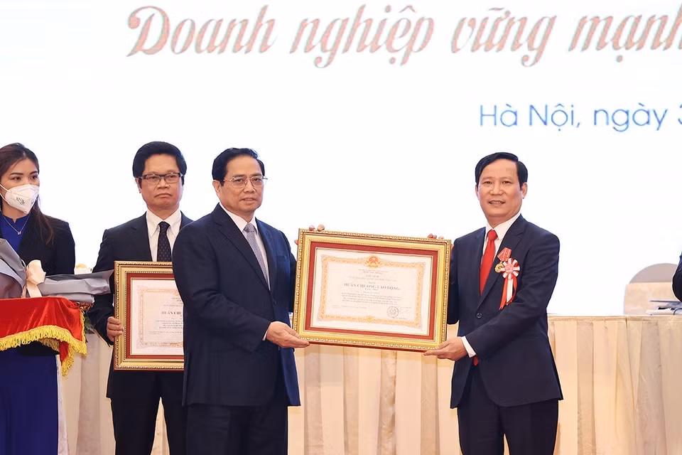 Thủ tướng Phạm Minh trao Huân chương Lao động hạng Nhất cho ông Phạm Tấn Công, Chủ tịch VCCI. (Ảnh: Dương Giang/TTXVN)