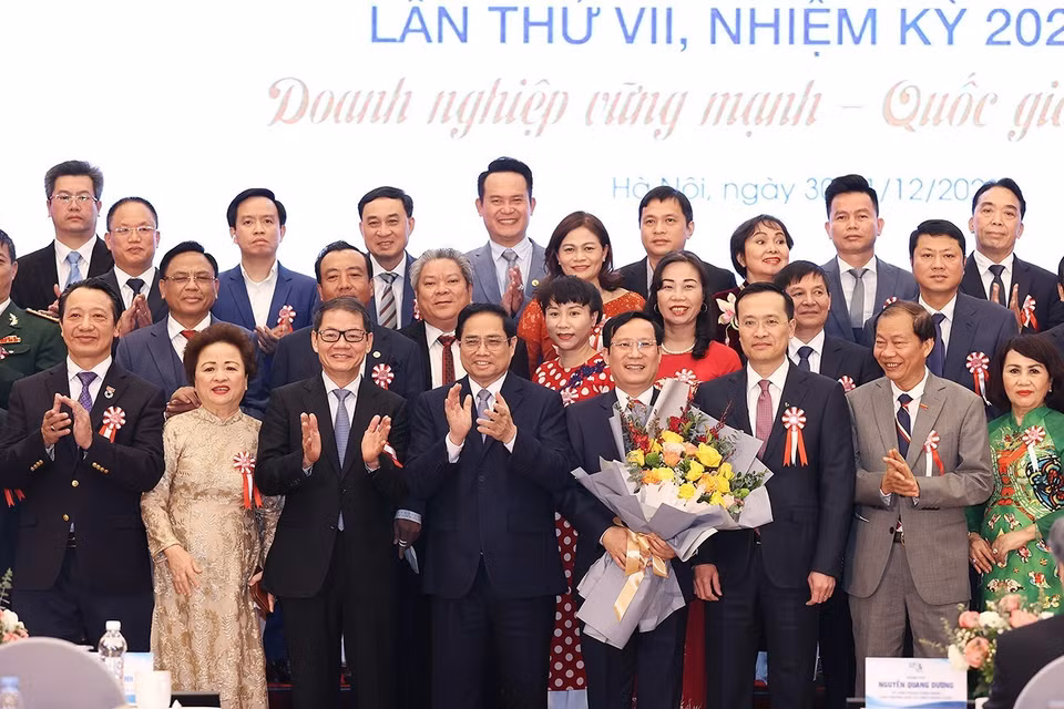 Thủ tướng Phạm Minh với Ban Chấp hành VCCI nhiệm kỳ 2021-2026. (Ảnh: Dương Giang/TTXVN)