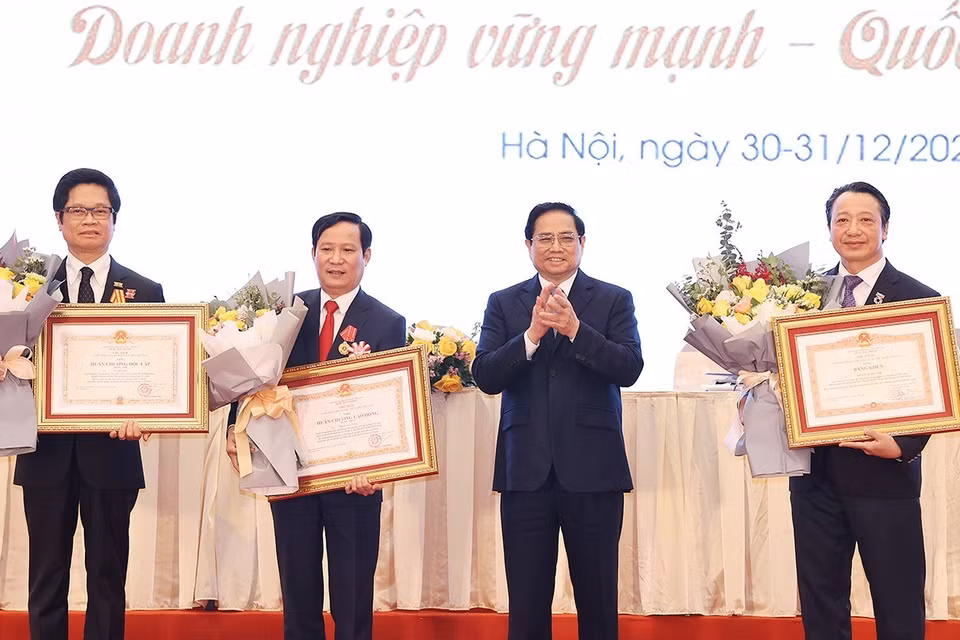 Thủ tướng Phạm Minh trao Huân chương Lao động hạng Nhất và Nhì và Bằng khen cho các cá nhân có thành tích xuất sắc. (Ảnh: Dương Giang/TTXVN)