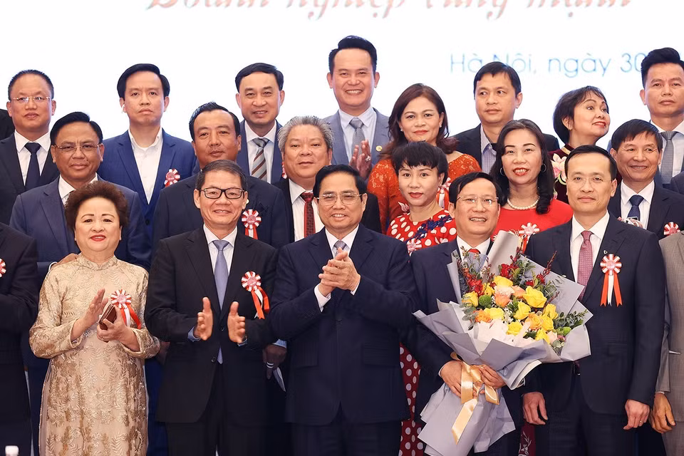 Thủ tướng Phạm Minh với Ban Chấp hành VCCI nhiệm kỳ 2021-2026. (Ảnh: Dương Giang/TTXVN)