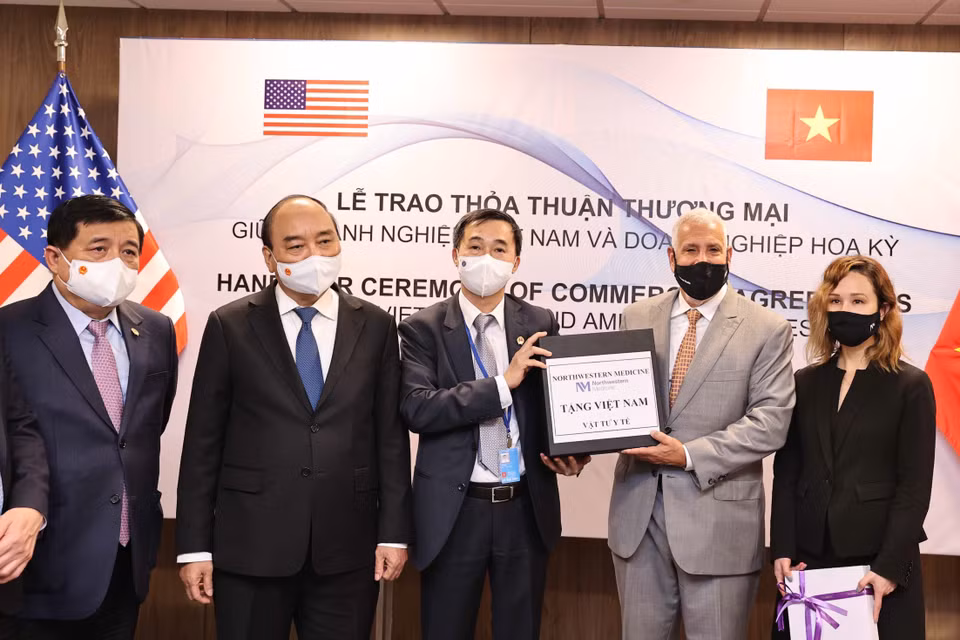 Chủ tịch nước Nguyễn Xuân Phúc chứng kiến lễ tiếp nhận vật tư y tế do Northwestern Medicine tài trợ. (Ảnh: Thống Nhất/TTXVN)
