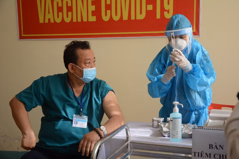 Các nhân viên y tế được tiêm vaccine COVID-19. (Ảnh: Văn Dũng/TTXVN)
