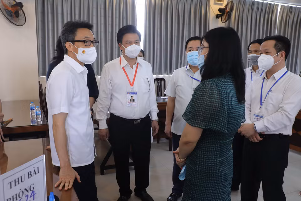 Phó Thủ tướng Vũ Đức Đam kiểm tra công tác tổ chức Kỳ thi tốt nghiệp Trung học phổ thông năm 2022 tại Trường THCS Nghĩa Tân, quận Cầu Giấy, Hà Nội. Ảnh: Lâm Khánh - TTXVN