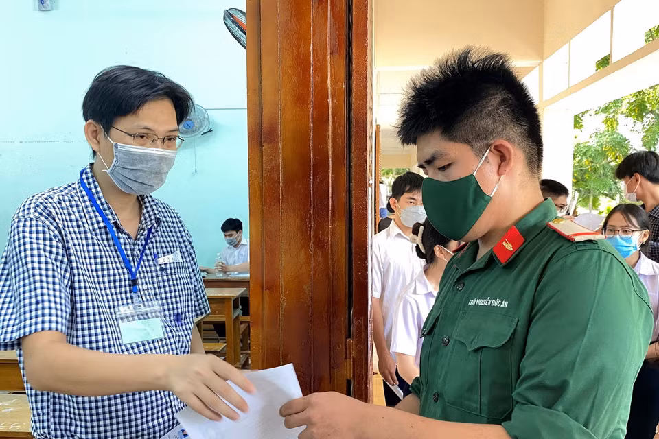  Thí sinh Trần Nguyễn Đức Ân, chiến stx Đại đội Thiết giáp 74 thuộc Bộ Chỉ huy Quân sự tỉnh Bình Định là 1 trong gần 400 thí sinh tự do tại Bình Định tham gia kỳ thi tốt nghiệp THPT năm 2022. (Ảnh: Văn Dũng/TTXVN)