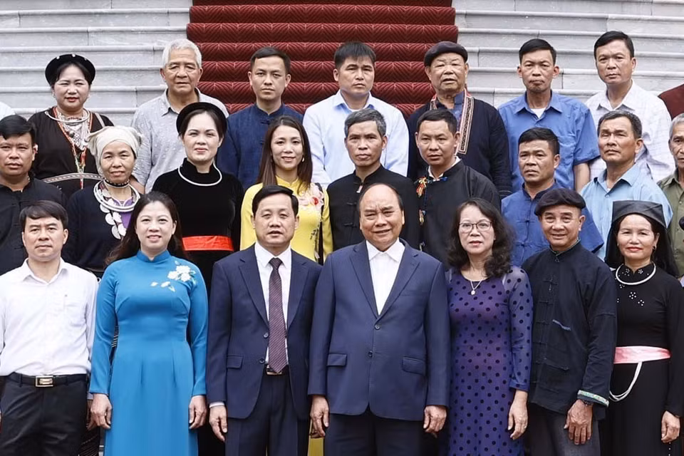 Chủ tịch nước Nguyễn Xuân Phúc và đoàn đại biểu người có uy tín trong đồng bào dân tộc thiểu số tỉnh Tuyên Quang. (Ảnh: Thống Nhất/TTXVN)