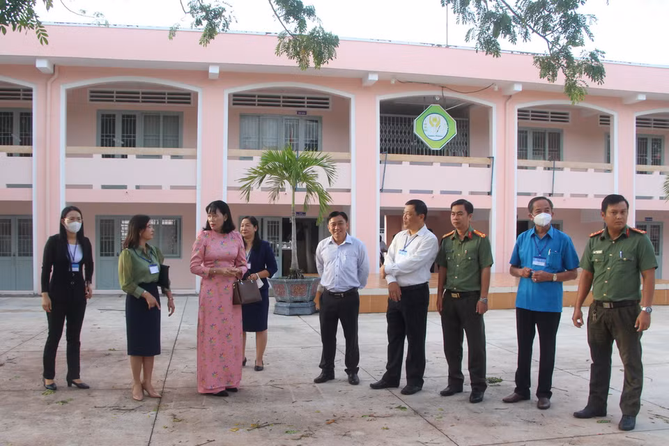  Đoàn kiểm tra công tác tổ chức thi tốt nghiệp tại điểm thi trường THPT Vị Thanh, thành phố Vị Thanh, tỉnh Hậu Giang. (Ảnh: Hồng Thái/TTXVN)