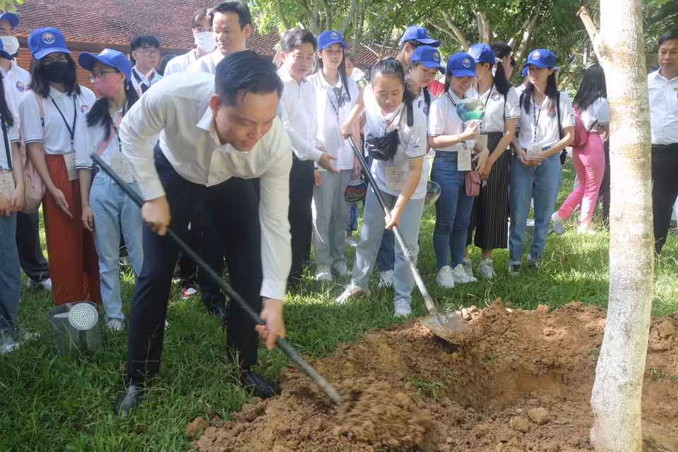  Đoàn trại Hè Việt Nam trồng cây lưu niệm tại Khu di tích Kim Liên, huyện Nam Đàn. (Ảnh: Bích Huệ/TTXVN)