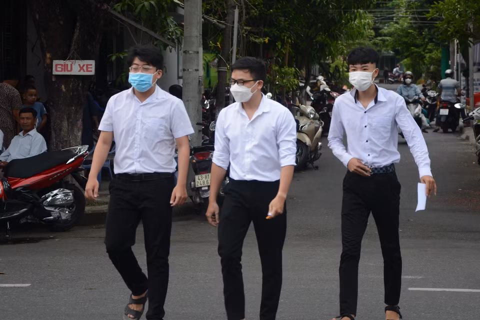  Thí sinh đến điểm thi trường THPT Tôn Thất Tùng, quận Sơn Trà, thành phố Đà Nẵng. (Ảnh: Văn Dũng/TTXVN)