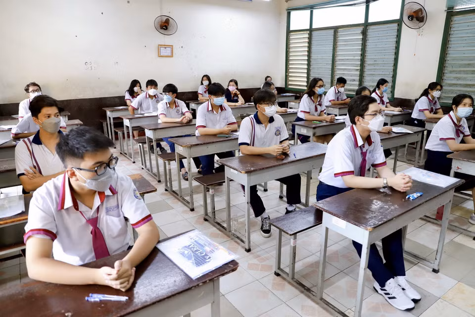  Thí sinh dự thi tại điểm thi Trường Trung học Phổ thông Trưng Vương, quận 3. (Ảnh: Hồng Giang/TTXVN)