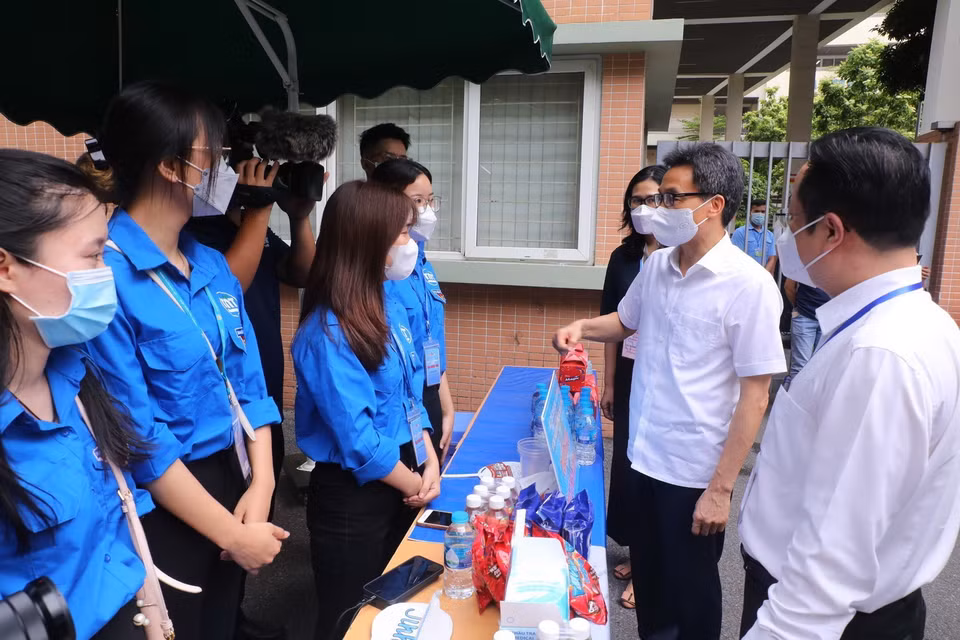 Phó Thủ tướng Vũ Đức Đam thăm hỏi, động viên lực lượng tình nguyện viên phục vụ Kỳ thi tốt nghiệp THPT năm 2022 tại Hà Nội. Ảnh: Lâm Khánh - TTXVN