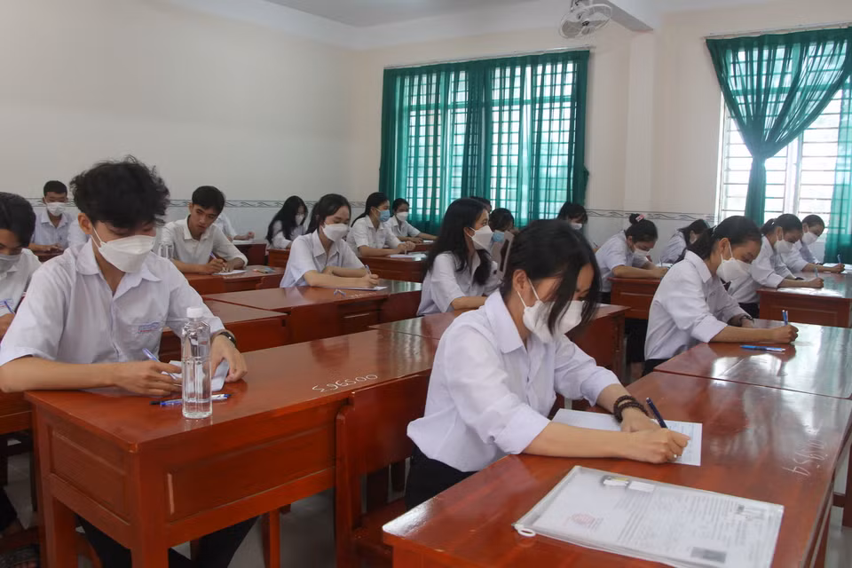  Thí sinh điểm thi trường THPT Vị Thanh, thành phố Vị Thanh, tỉnh Hậu Giang thi môn Ngữ văn. (Ảnh: Hồng Thái/TTXVN)